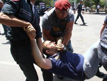 Разгон "Электромайдана" в Ереване закончился арестами митингующих