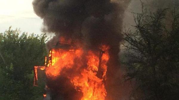 Пророссийский танк уничтожил фуру с контрабандой (ФОТО)