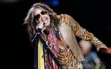 Лидер культовой группы Aerosmith шокировал жителей канадского города (ВИДЕО)