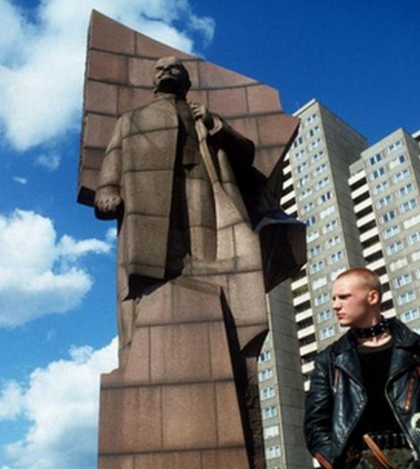 В Берлине из земли выкопали огромную голову Ленина (ФОТО)