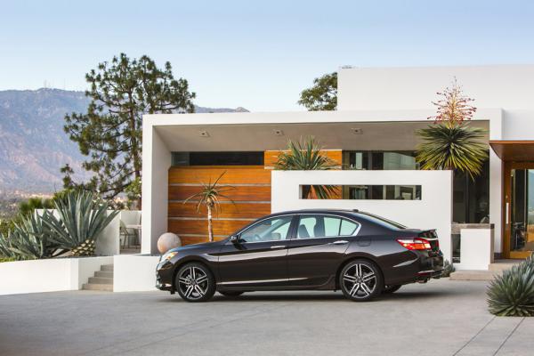Компания Honda представила обновленную версию седана Accord (ФОТО)