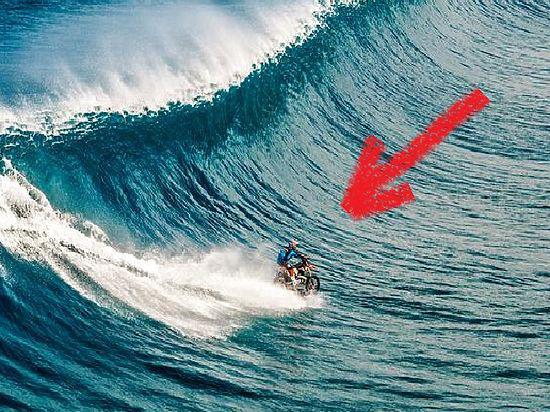 Экстремальный серфинг. Австралиец покорил волну на мотоцикле (ВИДЕО)