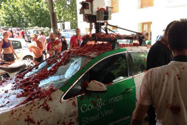 В Испании машину Google забросали помидорами (ФОТО)
