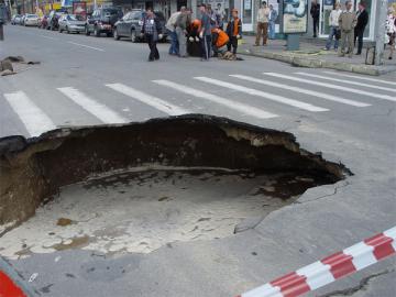 Апокалипсис, или халатность? Почему проваливаются киевские дороги (ФОТО)
