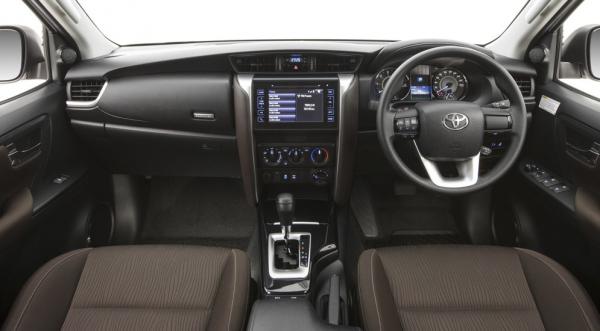 Toyota показала салон обновленного Fortuner (ФОТО)