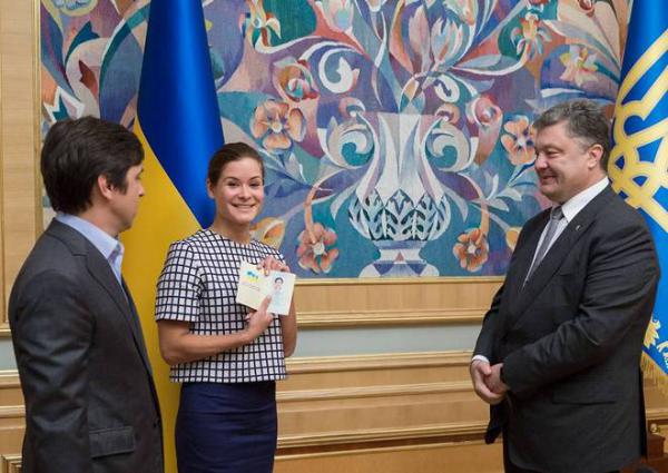 Порошенко лично вручил Марие Гайдар украинский паспорт (ФОТО)