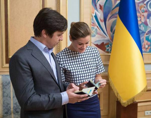 Порошенко лично вручил Марие Гайдар украинский паспорт (ФОТО)