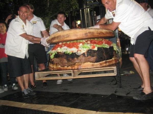 Повар из Торонто приготовил самый большой гамбургер (ФОТО)