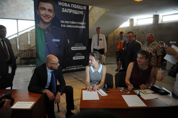 Яценюк лично отбирал кандидатов для патрульной полиции в Хмельницком (ФОТО)