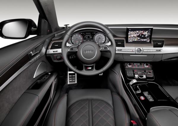 Audi представила заряженную версию седана S8 Plus (ФОТО)