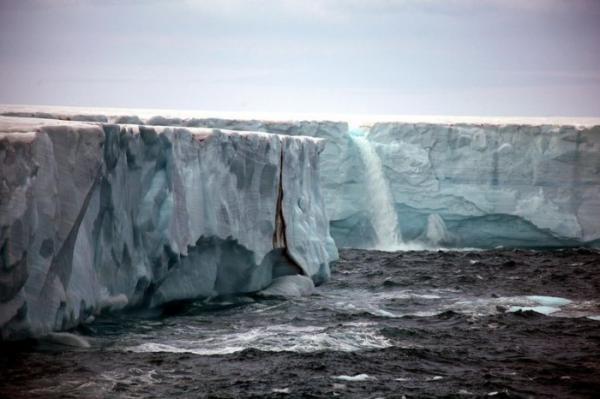 Ледяные водопады в заповеднике Свальбард, Норвегия (ФОТО)