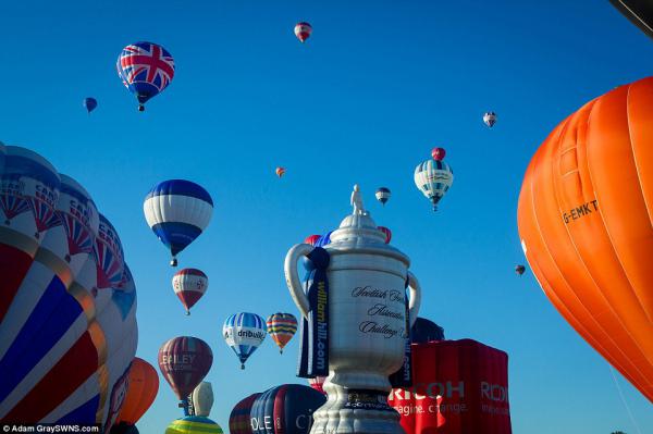 В Англии проходит знаменитый международный фестиваль воздушных шаров (ФОТО)