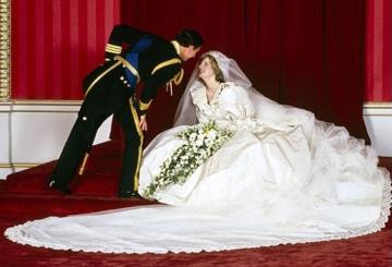 Неизвестные снимки со свадьбы принца Чарльза и Дианы уйдут с молотка (ВИДЕО)