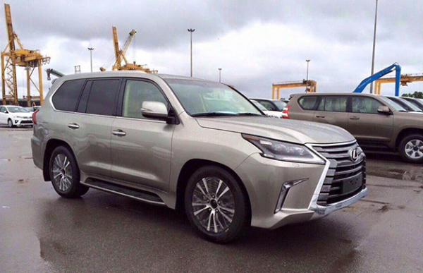 Обновленный внедорожник Lexus снял маскировку (ФОТО)