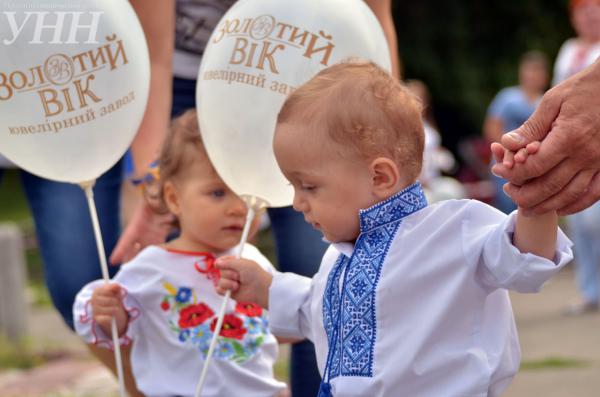 Большая свадьба в столице: одновременно поженились сразу 100 пар (ФОТО)