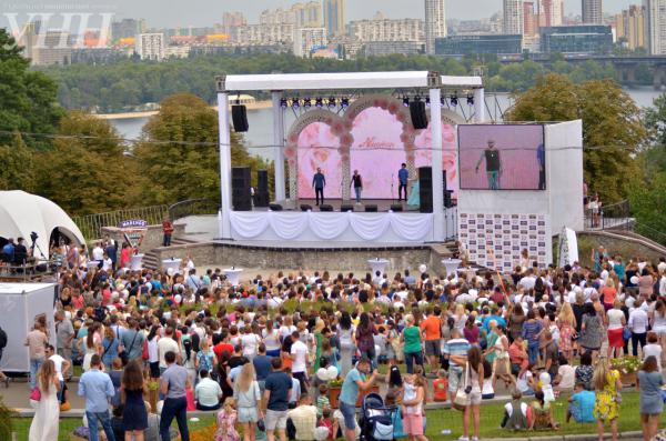 Большая свадьба в столице: одновременно поженились сразу 100 пар (ФОТО)