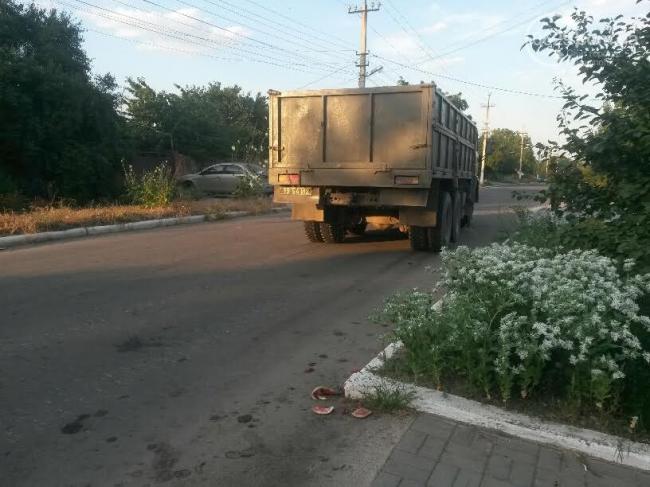 «Приключения» на «КамАЗе». В Донецкой области военные сбили пенсионерку (ФОТО)