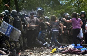Тысячи нелегалов прорвались через границу Македонии (ФОТО)