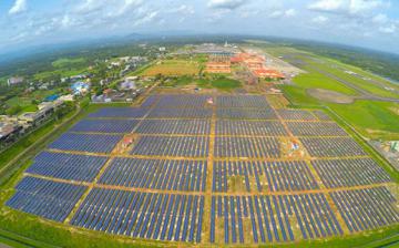 Первый в мире работающий на солнечной энергии аэропорт