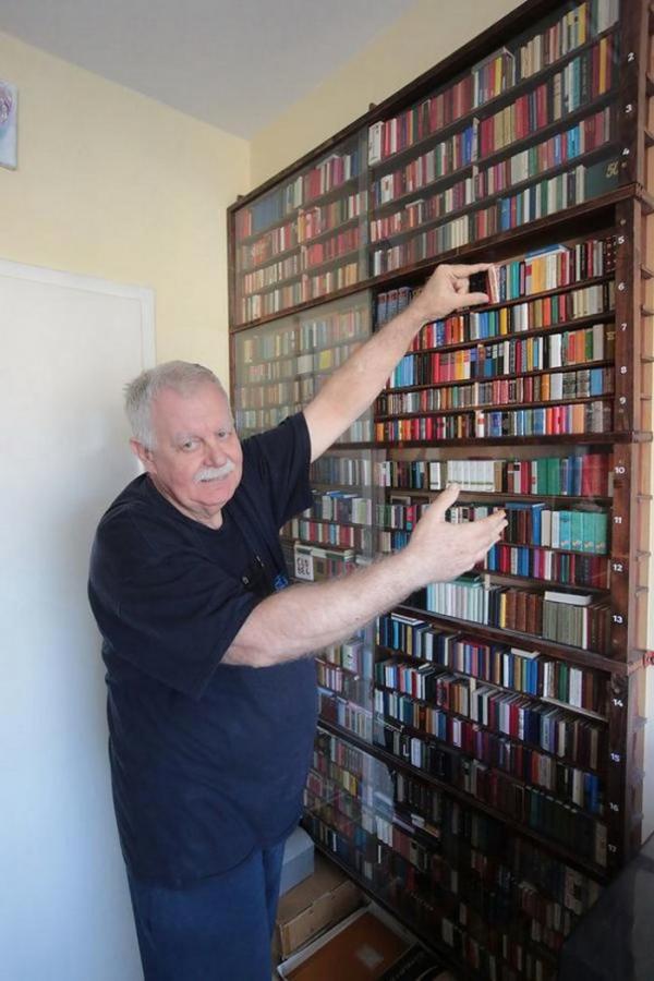 Житель Венгрии собрал самую удивительную коллекцию книг в мире (ФОТО)