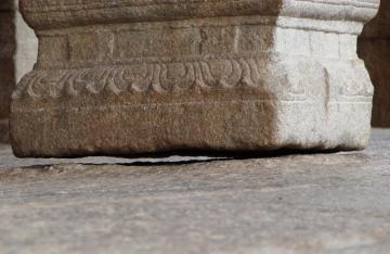 Загадочная висячая колонна древнего храма (ФОТО)