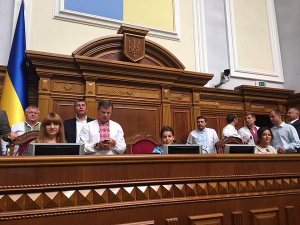 Депутаты из  “Радикальной партии” заблокировали президиум в Верховной Раде (ФОТО)