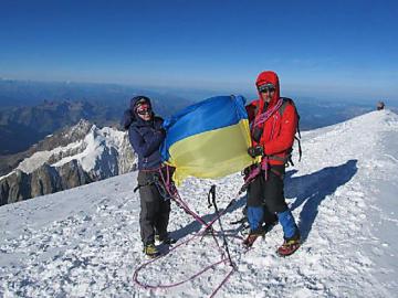 Альпинисты подняли флаг Украины на высшей точке Европы (ФОТО)