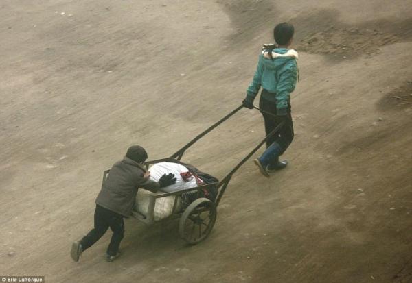 Жизнь в изоляции. Суровые будни обитателей Северной Кореи (ФОТО)