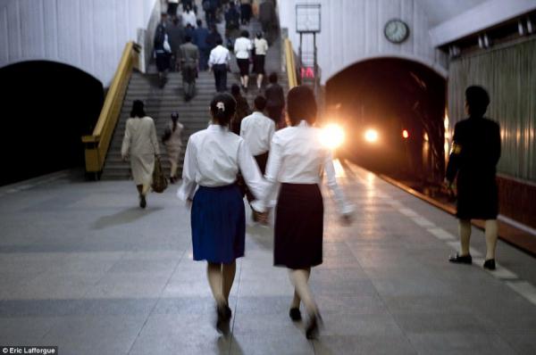 Жизнь в изоляции. Суровые будни обитателей Северной Кореи (ФОТО)