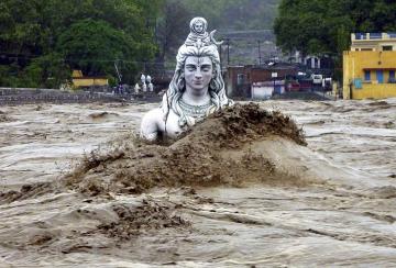 Наводнения на северо-востоке Индии: жертвы и разрушения