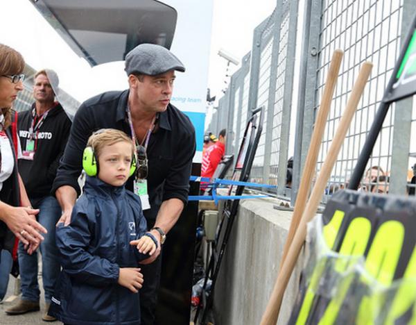 Брэд Питт приучает своего сына к экстремальным видам спорта (ФОТО)
