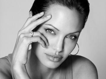 Фотографии юной Анджелины Джоли проданы с аукциона (ФОТО)