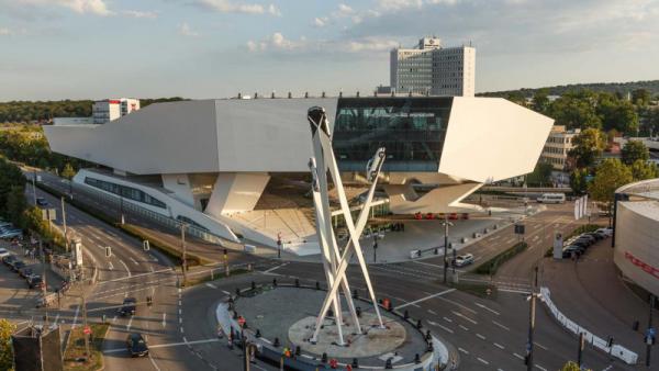 В немецком Штутгарте установили памятник автомобилю Porshe (ФОТО)