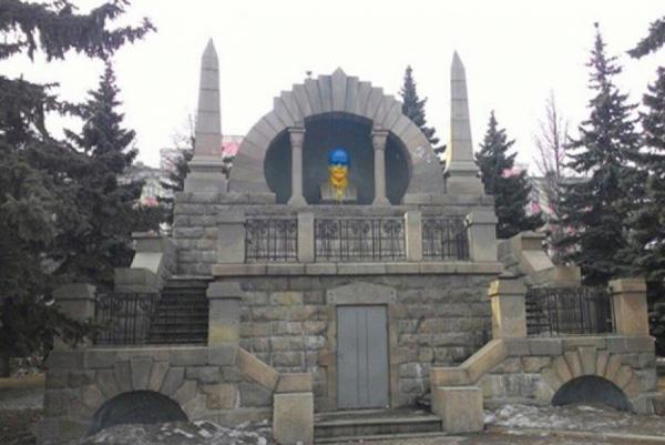 Челябинский Ленин поддерживает Украину (ФОТО)