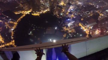 Сумасшедший прыжок с 335-метровой башни (ВИДЕО)