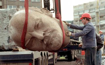 В Германии откопали гигантскую голову Ленина (ВИДЕО)