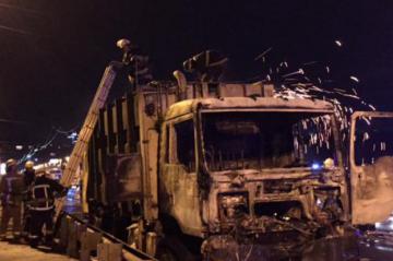 В Киеве на мосту Патона взорвался грузовик (ВИДЕО)