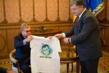 В РФ высмеяли визит Элтона Джона в Украину