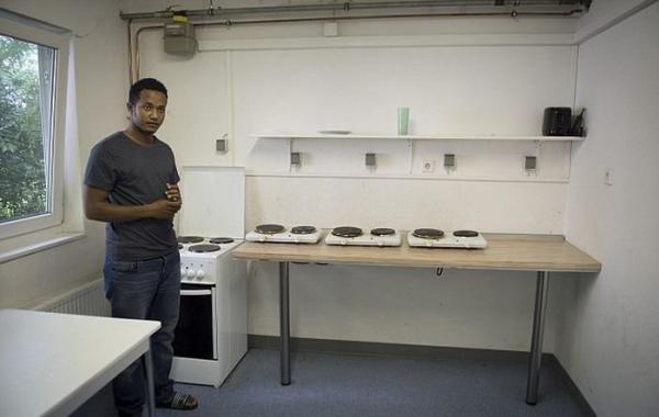 В Германии беженцев поселили в бывший концлагерь Бухенвальд (ФОТО)