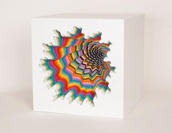 Объем и краски. Гипнотические скульптуры из бумаги (ФОТО)