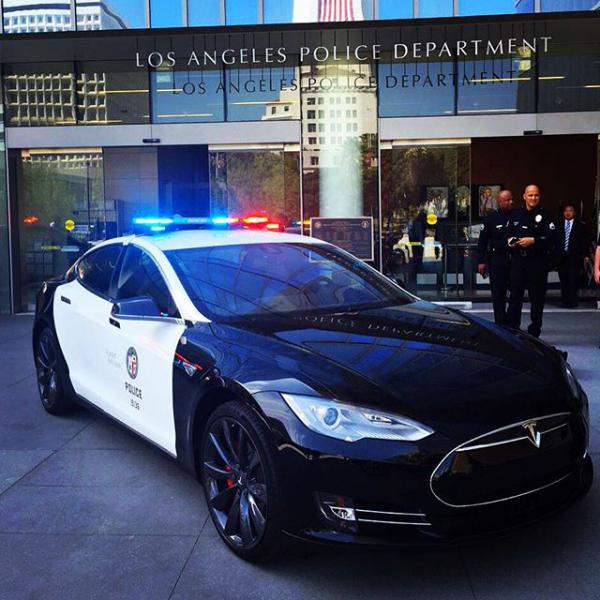 Полиция Лос-Анджелеса пересаживается на электрокары (ФОТО)