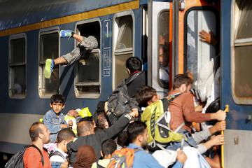 В Венгрии задержан поезд перевозящий мигрантов