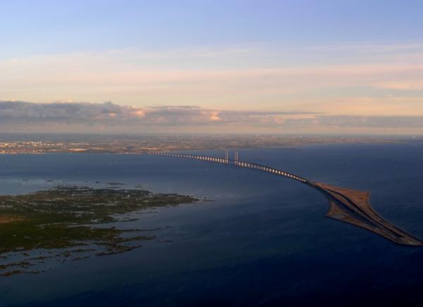 Необычный мост, построенный между Данией и Швецией (ФОТО)