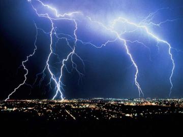 Американские ученые научились предсказывать удары молний