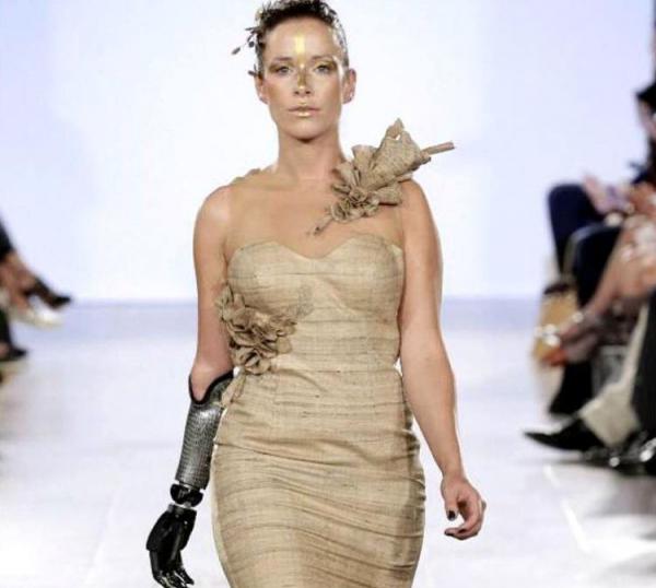 Девушка с протезом покорила мир моды (ФОТО)