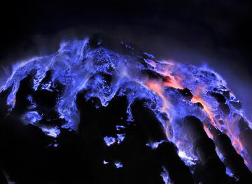 Врата ада. Вулкан Кава Иджен горит синим пламенем (ВИДЕО)