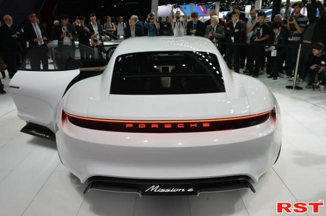 Porsche представил собственный электромобиль (ФОТО)