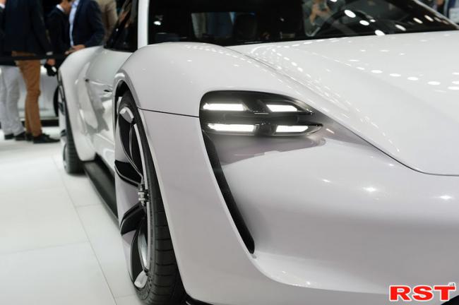 Porsche представил собственный электромобиль (ФОТО)