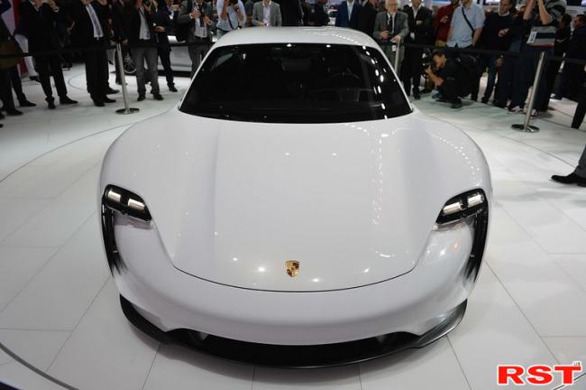 Porsche представил собственный электромобиль (ФОТО)
