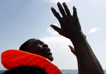 Лодка с полусотней мигрантов затонула у берегов Греции